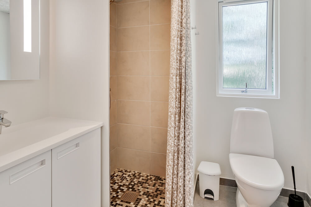 Eines der Badezimmer im Luxusferienhaus Nr. 515