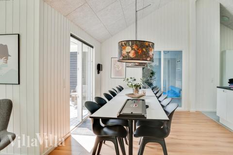 Der große, lichtdurchflutete Aufenthaltsraum im Luxusferienhaus Nr. 515 für 14.