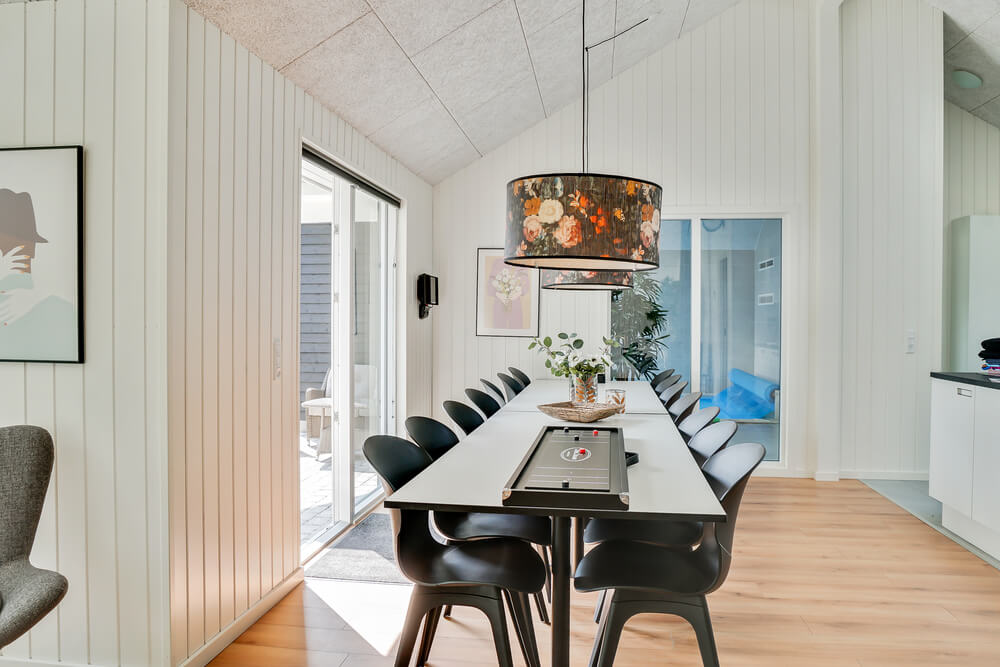 Der große, lichtdurchflutete Aufenthaltsraum im Luxusferienhaus Nr. 515 für 14.