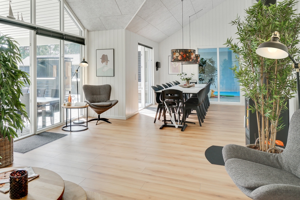 Die Couch im Luxusferienhaus Nr. 515 in Lolland/Falster/Mön lädt zu Gesellschaftsspielen oder zu Kinoabenden ein.