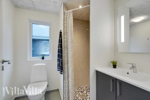 Eines der Badezimmer im Luxusferienhaus Nr. 517