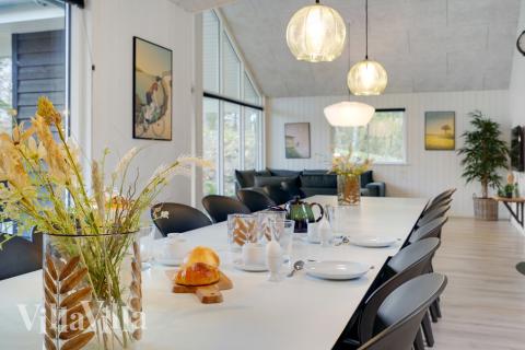 Der große, lichtdurchflutete Aufenthaltsraum im Luxusferienhaus Nr. 517 für 18.