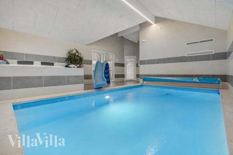 Das Ferienhaus 507 hat einen schicken Poolbereich mit Wasserrutsche, einem geräumigen, eingelassenen Whirlpool und einer Sauna.