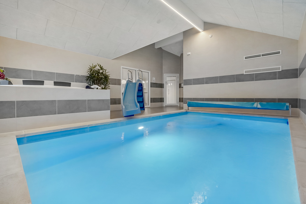 Das Ferienhaus 507 hat einen schicken Poolbereich mit Wasserrutsche, einem geräumigen, eingelassenen Whirlpool und einer Sauna.