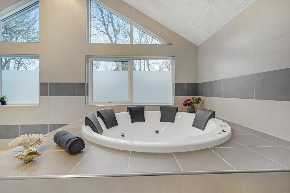 Genießen Sie den warmen Whirlpool im Luxusferienhaus Nr. 507 in Lolland/Falster/Mön