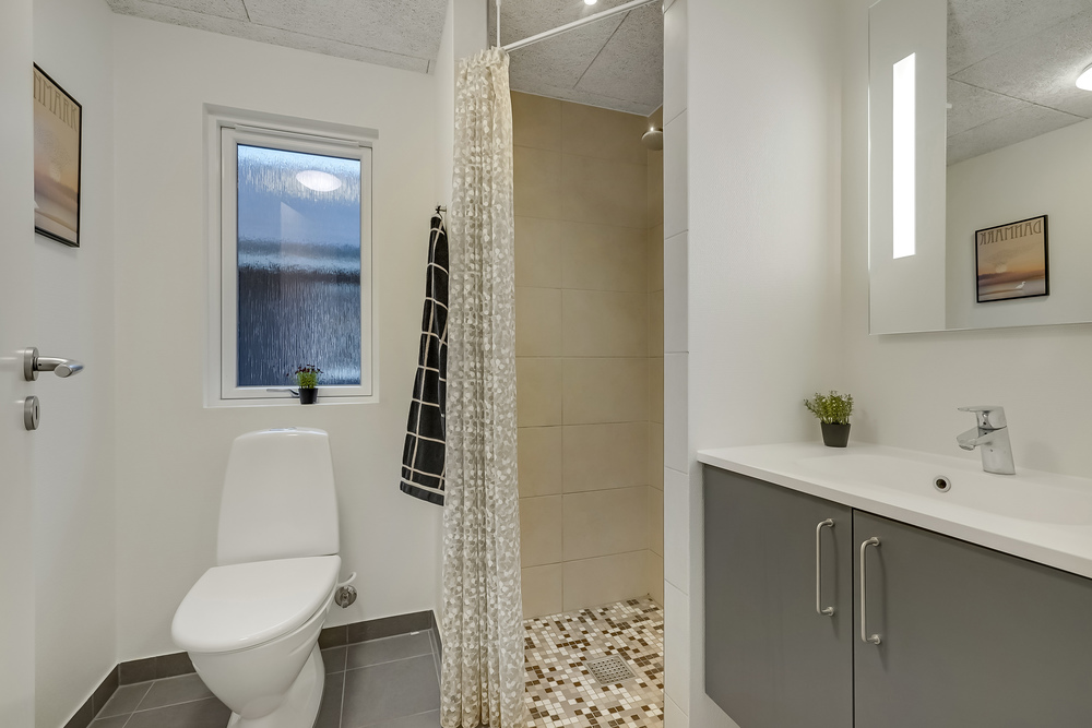 Eines der Badezimmer im Luxusferienhaus Nr. 507
