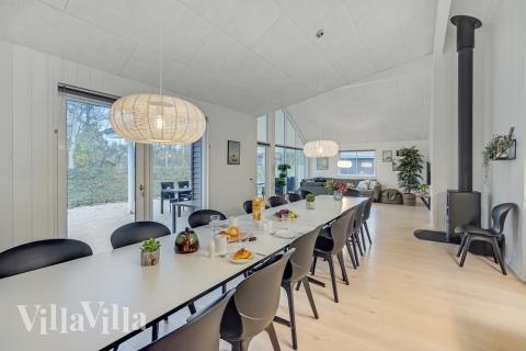 Aufenthaltsraum mit Platz für 18 im Luxusferienhaus Nr. 507.