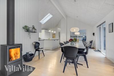 Der große, lichtdurchflutete Aufenthaltsraum im Luxusferienhaus Nr. 507 für 18.
