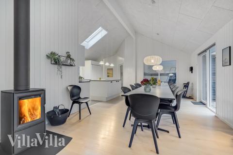 Der große, lichtdurchflutete Aufenthaltsraum im Luxusferienhaus Nr. 507 für 18.