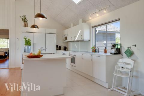 Die Küche in dem Luxusferienhaus Nr. 493 ist so gut ausgestattet, dass man problemlos Mahlzeiten für 24 Personen zubereiten kann.