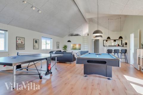 Neben den vielen schönen Stunden, die man im Poolbereich des Hauses verbringen kann, bietet das Luxusferienhaus 493 auch Spielevergnügen bei Billard/Tischtennis und Darts