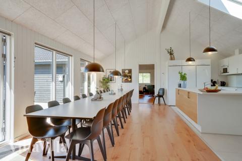 Der große, lichtdurchflutete Aufenthaltsraum im Luxusferienhaus Nr. 493 für 24.