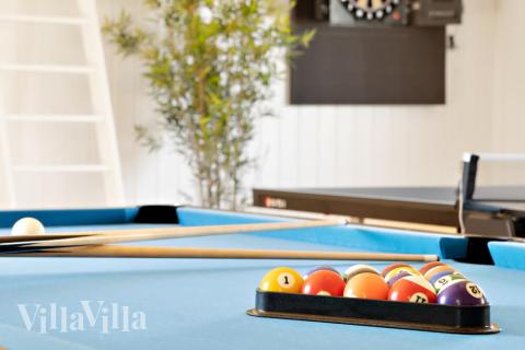 Das Luxusferienhaus 493 für 24 Personen hat einen großen Aktivitätsraum mit u. a. Billard und Darts