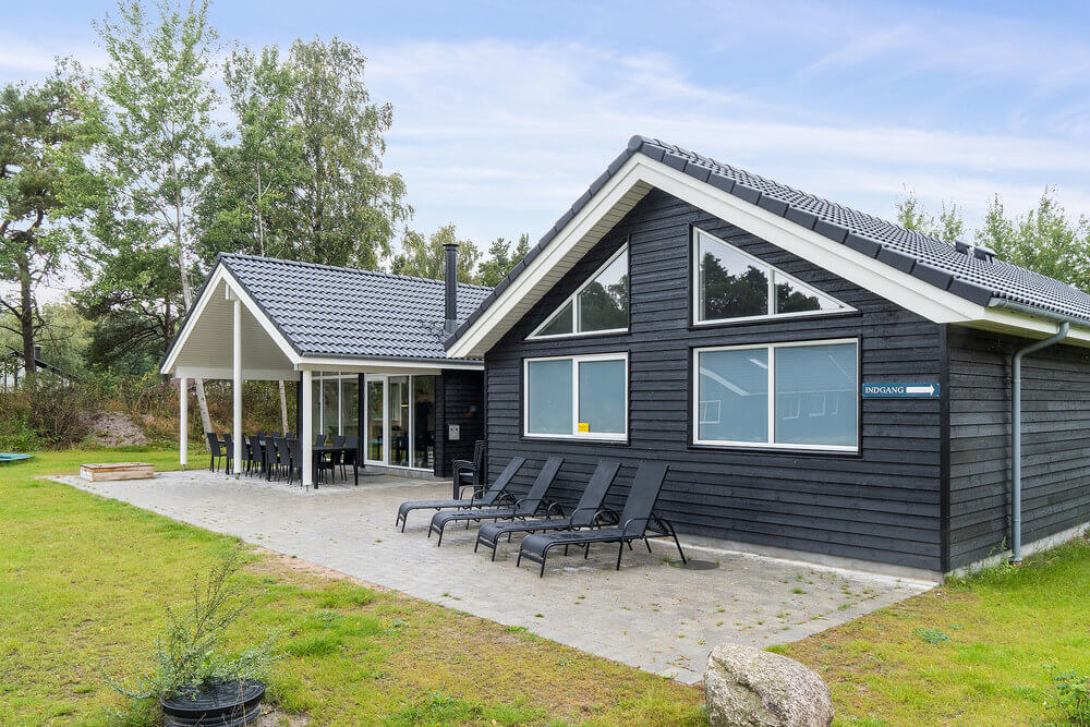 Genießen Sie einen Grillabend auf der Terrasse des Luxusferienhauses Nr. 506 in Lolland/Falster/Mön