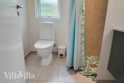 Eines der Badezimmer im Luxusferienhaus Nr. 506