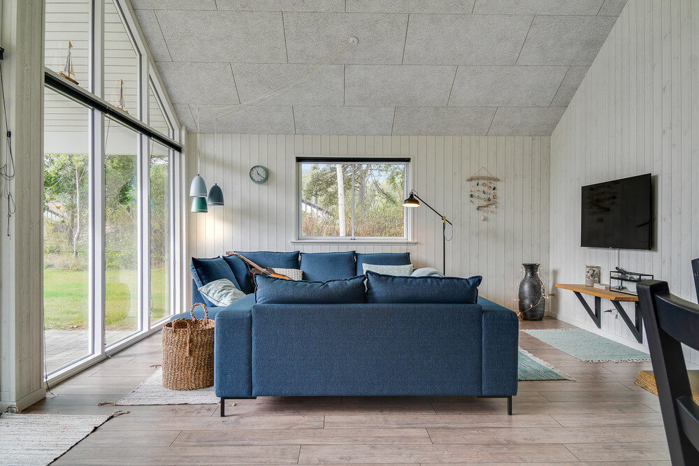 Die Couch im Luxusferienhaus Nr. 506 in Lolland/Falster/Mön lädt zu Gesellschaftsspielen oder zu Kinoabenden ein.