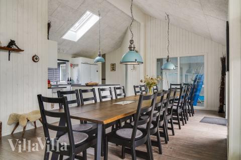 Der große, lichtdurchflutete Aufenthaltsraum im Luxusferienhaus Nr. 506 für 18.