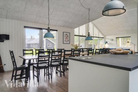 Aufenthaltsraum mit Platz für 18 im Luxusferienhaus Nr. 506.