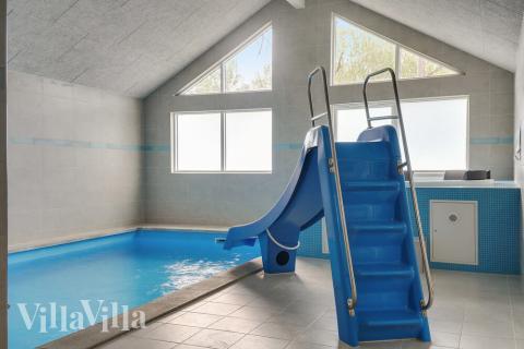 Das Ferienhaus 506 hat einen schicken Poolbereich mit Wasserrutsche, einem geräumigen, eingelassenen Whirlpool und einer Sauna.