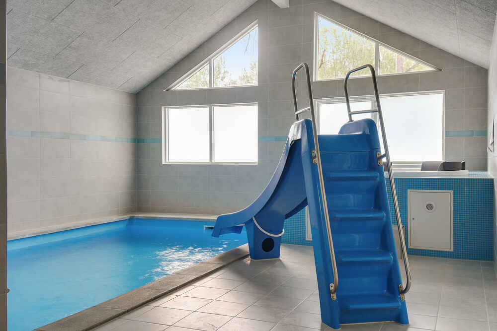 Das Ferienhaus 506 hat einen schicken Poolbereich mit Wasserrutsche, einem geräumigen, eingelassenen Whirlpool und einer Sauna.