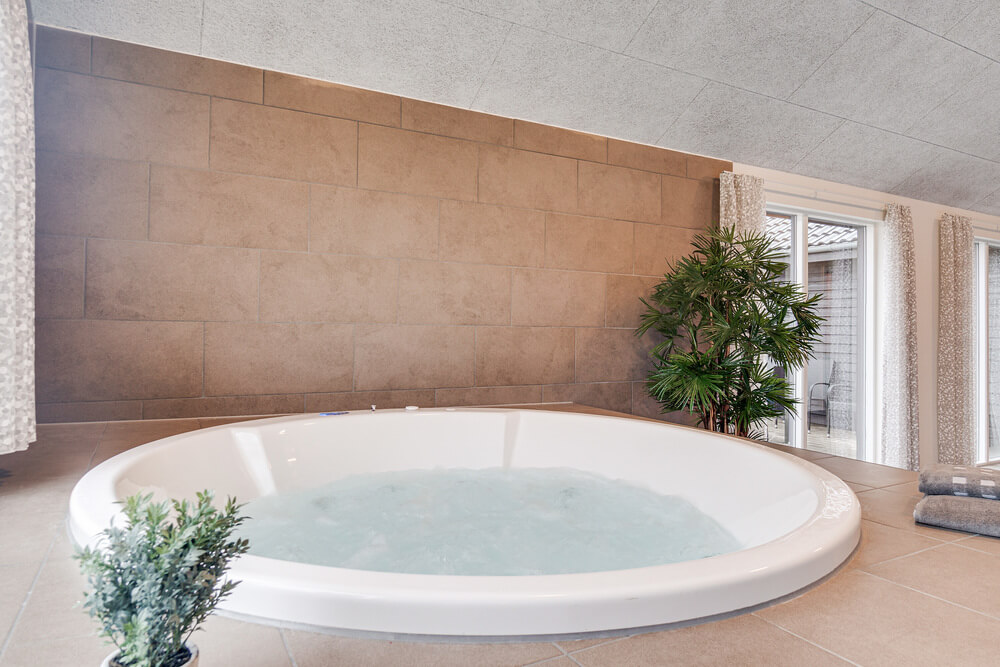 Genießen Sie den warmen Whirlpool im Luxusferienhaus Nr. 497 in Südjütland