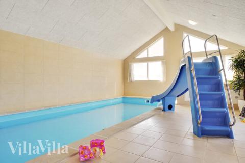 Das Ferienhaus 497 hat einen schicken Poolbereich mit Wasserrutsche, einem geräumigen, eingelassenen Whirlpool und einer Sauna.