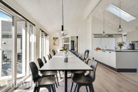 Der große, lichtdurchflutete Aufenthaltsraum im Luxusferienhaus Nr. 497 für 26.