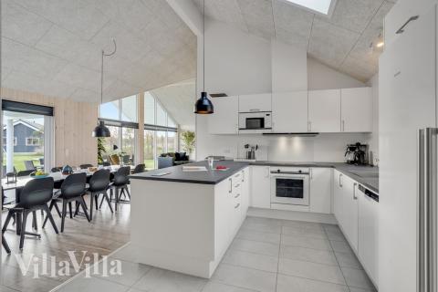 Gut ausgestattete Küche im Luxusferienhaus Nr. 522 in Lolland/Falster/Mön.
