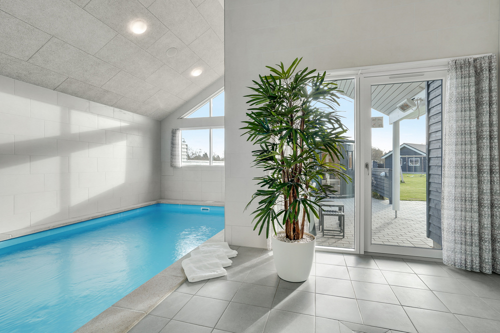 Das Ferienhaus 522 hat einen schicken Poolbereich mit Wasserrutsche, einem geräumigen, eingelassenen Whirlpool und einer Sauna.
