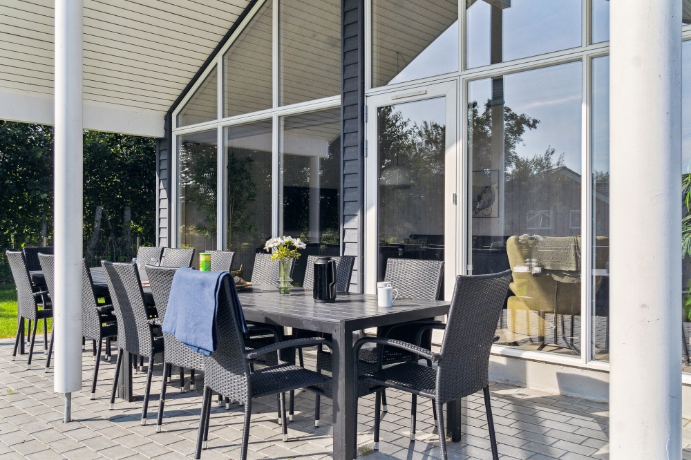 Genießen Sie einen Grillabend auf der Terrasse des Luxusferienhauses Nr. 522 in Lolland/Falster/Mön