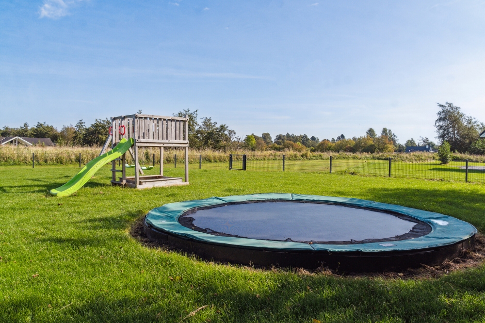 Zu dem attraktiven Ferienhaus Nr. 522 in Lolland/Falster/Mön gehört auch ein tolles Angebot im Außenbereich, z. B. Spieleturm und Schaukeln
