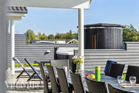 Große Terrasse am Luxusferienhaus Nr. 522 in Lolland/Falster/Mön.