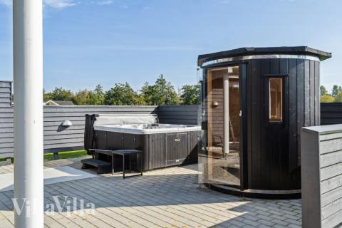 Genießen Sie den warmen Whirlpool im Luxusferienhaus Nr. 522 in Lolland/Falster/Mön