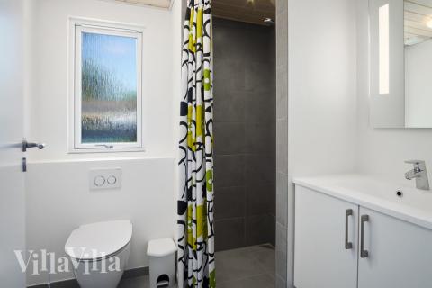 Eines der Badezimmer im Luxusferienhaus Nr. 498