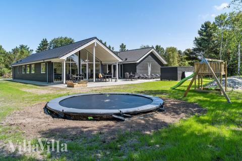 Dieses schöne Poolhaus Nr. 498 mit Platz für 18 Personen liegt in Westjütland