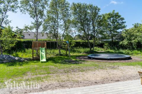 Zu dem attraktiven Ferienhaus Nr. 498 in Westjütland gehört auch ein tolles Angebot im Außenbereich, z. B. Spieleturm und Schaukeln