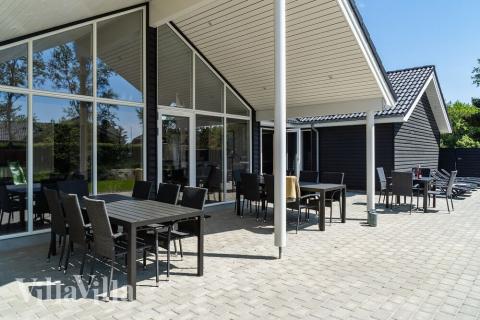 Auf der Terrasse des Ferienhauses Nr. 498 ist Platz für 18 Personen.