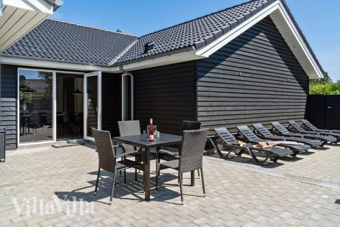 Genießen Sie einen Grillabend auf der Terrasse des Luxusferienhauses Nr. 498 in Westjütland