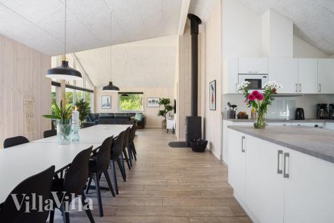 Der große, lichtdurchflutete Aufenthaltsraum im Luxusferienhaus Nr. 498 für 18.