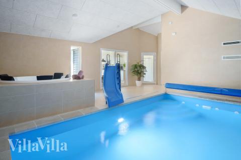 Das Ferienhaus 498 hat einen schicken Poolbereich mit Wasserrutsche, einem geräumigen, eingelassenen Whirlpool und einer Sauna.