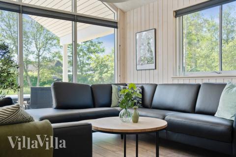 Die Couch im Luxusferienhaus Nr. 498 in Westjütland lädt zu Gesellschaftsspielen oder zu Kinoabenden ein.