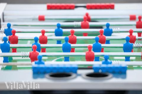 Das Luxusferienhaus 498 für 18 Personen hat einen großen Aktivitätsraum mit u. a. Billard und Darts