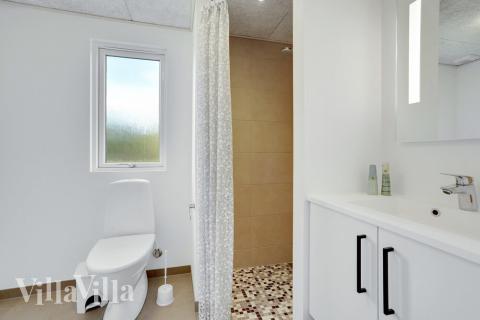 Eines der Badezimmer im Luxusferienhaus Nr. 521