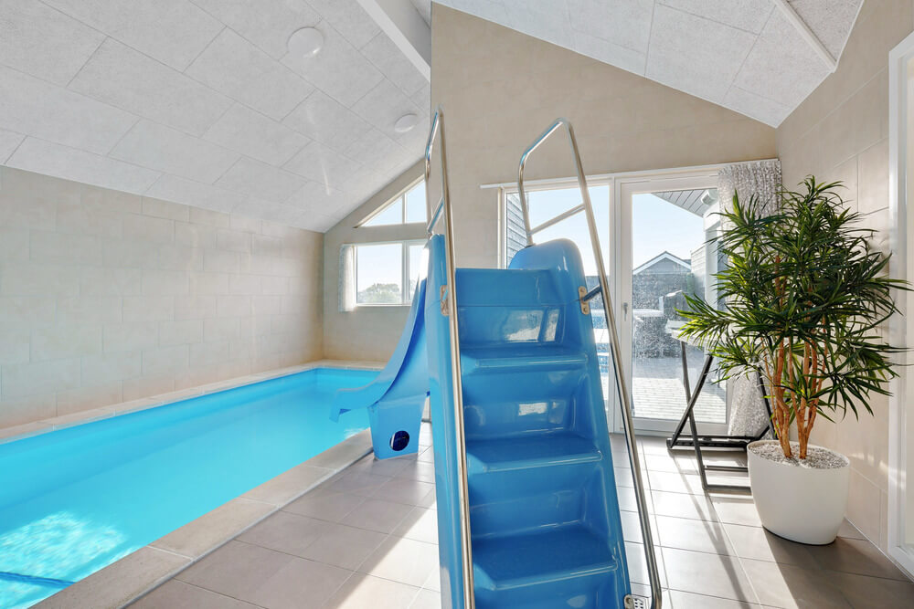 Das Ferienhaus 521 hat einen schicken Poolbereich mit Wasserrutsche, einem geräumigen, eingelassenen Whirlpool und einer Sauna.