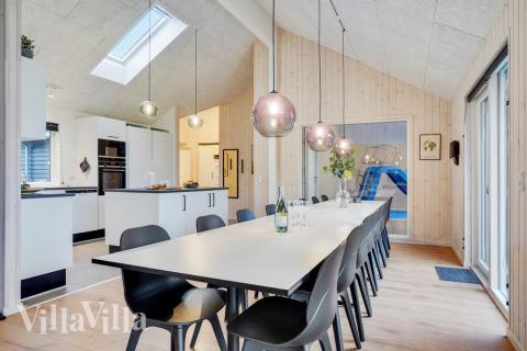 Der große, lichtdurchflutete Aufenthaltsraum im Luxusferienhaus Nr. 521 für 16.