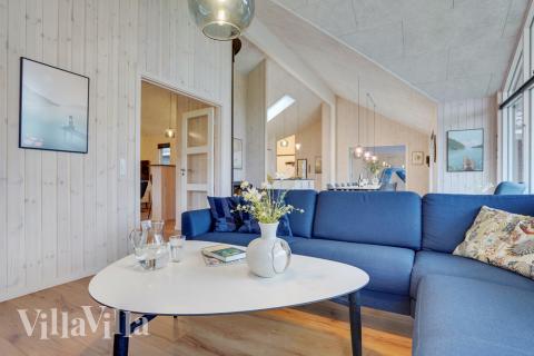 Die Couch im Luxusferienhaus Nr. 521 in Südjütland lädt zu Gesellschaftsspielen oder zu Kinoabenden ein.