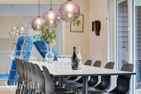 Der Aufenthaltsraum bietet Platz für 16 Personen, wenn ihr das Ferienhaus 521 in Südjütland besucht.