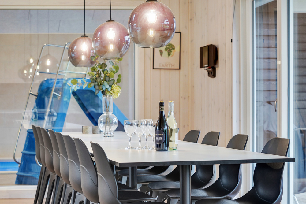 Der Aufenthaltsraum bietet Platz für 16 Personen, wenn ihr das Ferienhaus 521 in Südjütland besucht.