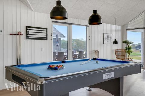 Das Luxusferienhaus 496 für 26 Personen hat einen großen Aktivitätsraum mit u. a. Billard und Darts