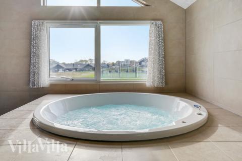 Genießen Sie den warmen Whirlpool im Luxusferienhaus Nr. 496 in Südjütland